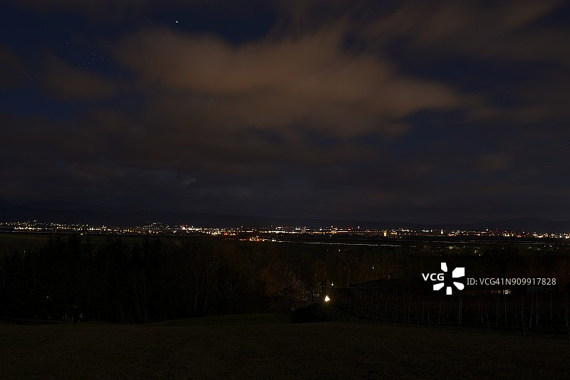 阴天夜晚的维也纳新城城市景观图片素材