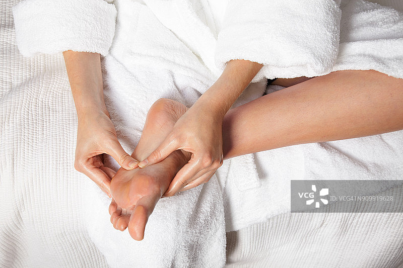 女人按摩脚底图片素材