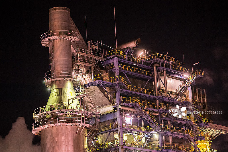 夜晚的工业区：建筑物像生物一样在夜间呼吸图片素材