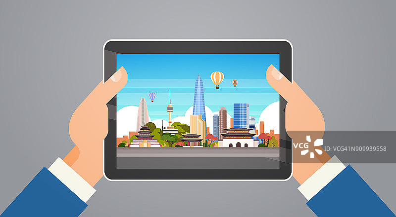 手持平板电脑，展示首尔景观的韩国旅游地标图片素材