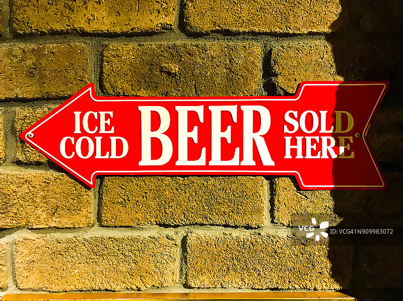 指示啤酒位置的角落红色箭头图片素材