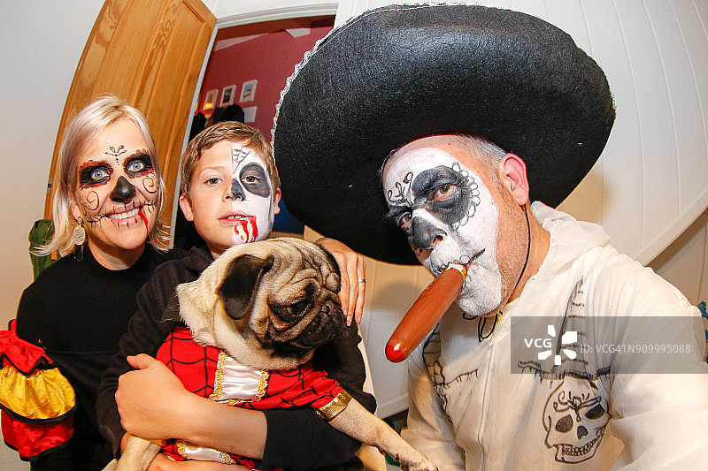 万圣节服装的家庭和狗图片素材