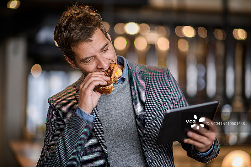 在咖啡店里的男人图片素材