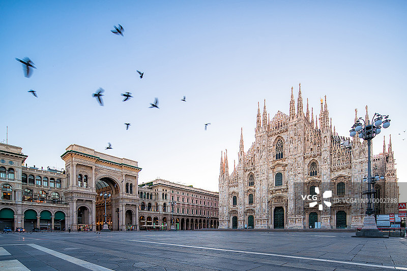 黎明时分的主教座堂广场图片素材
