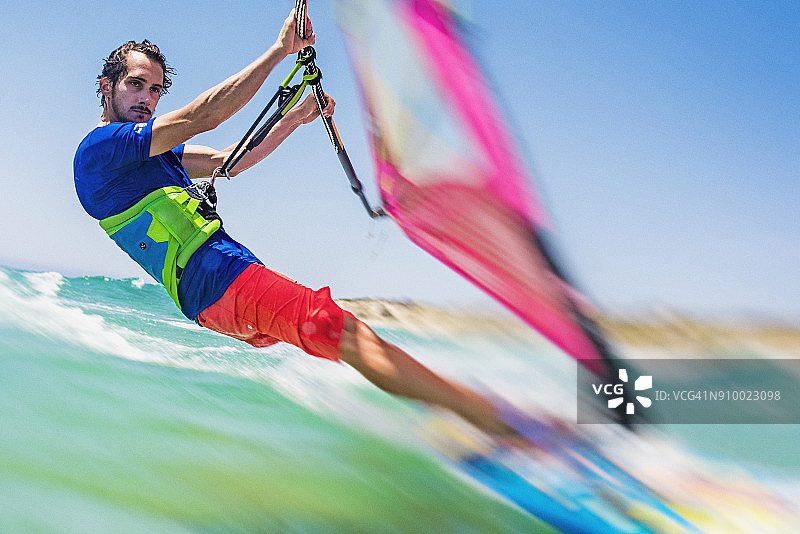 年轻男子玩帆板运动图片素材