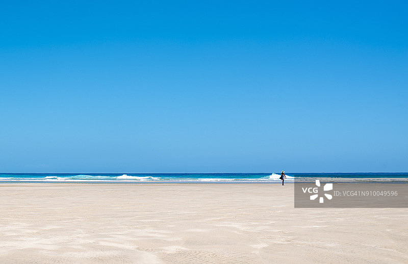 海滩上的单个人物图片素材