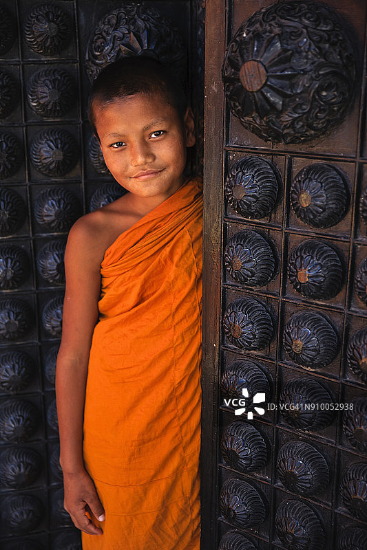 巴克塔普尔，从门口向外看的小沙弥图片素材