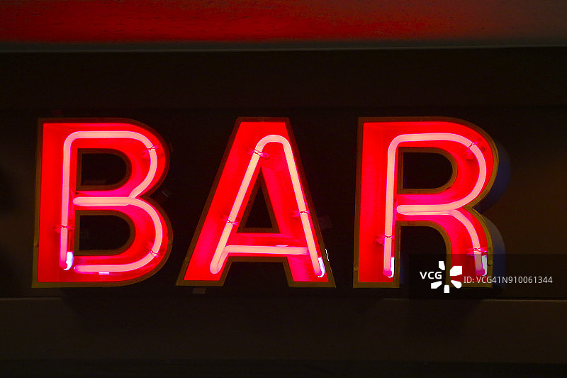 夜晚的红色霓虹灯“BAR”标志图片素材