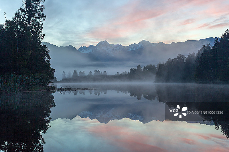 马瑟森湖倒影图片素材