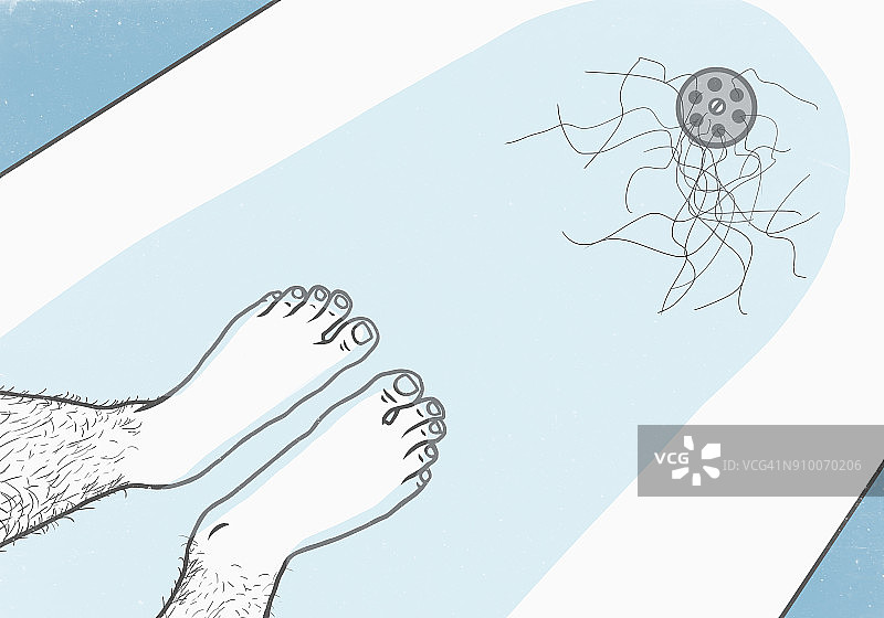 在浴缸里的男人的下半身视角图片素材