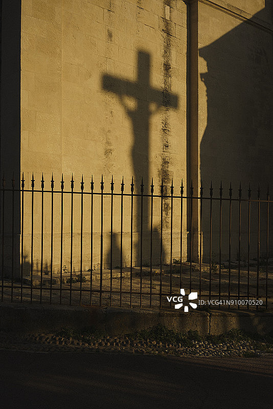 十字架在墙上的阴影图片素材