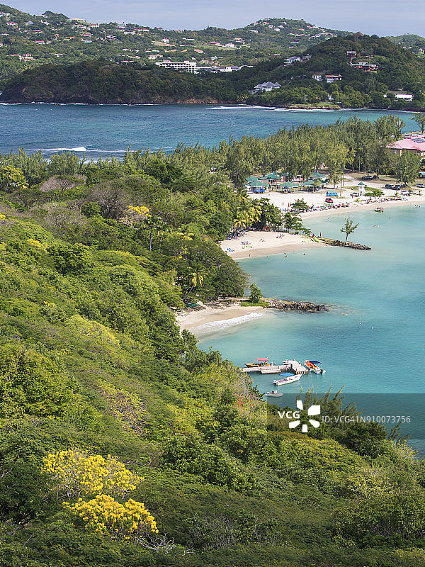 从圣卢西亚鸽子岛国家地标罗德尼堡遗址眺望罗德尼湾葱郁的山坡图片素材