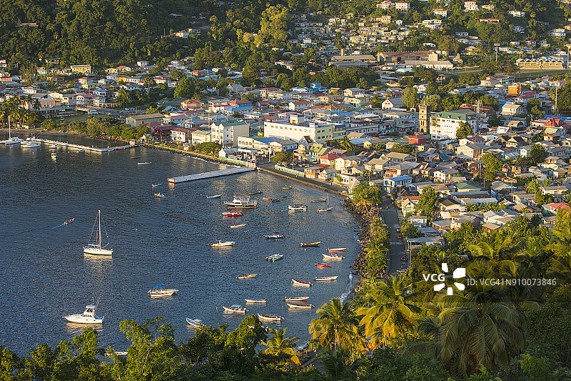 圣卢西亚，苏弗里耶尔：从茂密的山坡俯瞰城镇日落图片素材