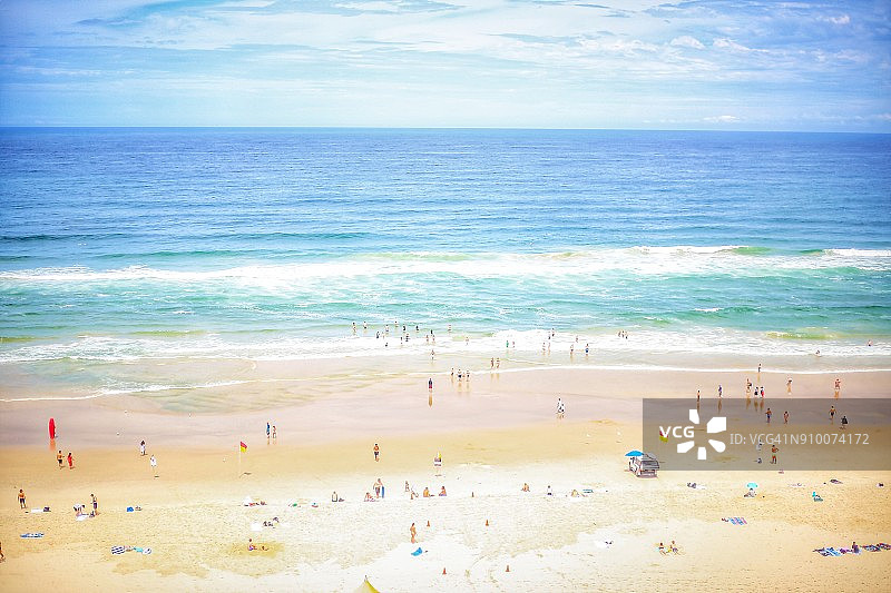 人们在澳大利亚黄金海岸冲浪者天堂享受阳光明媚的海滩活动图片素材
