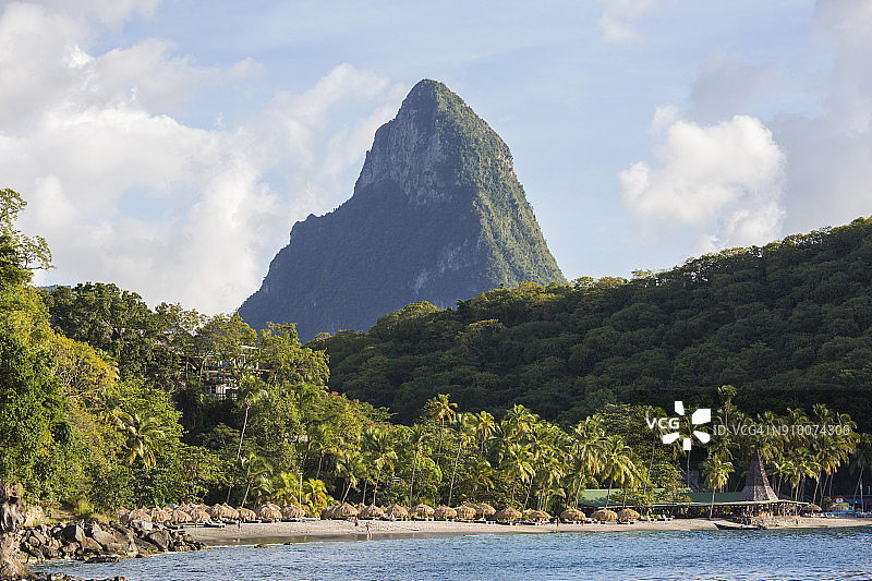 棕榈树环绕的安斯沙塔内海滩，远眺小皮通山，圣卢西亚图片素材