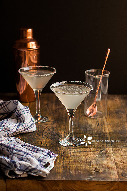 马提尼酒杯里的鸡尾酒图片素材