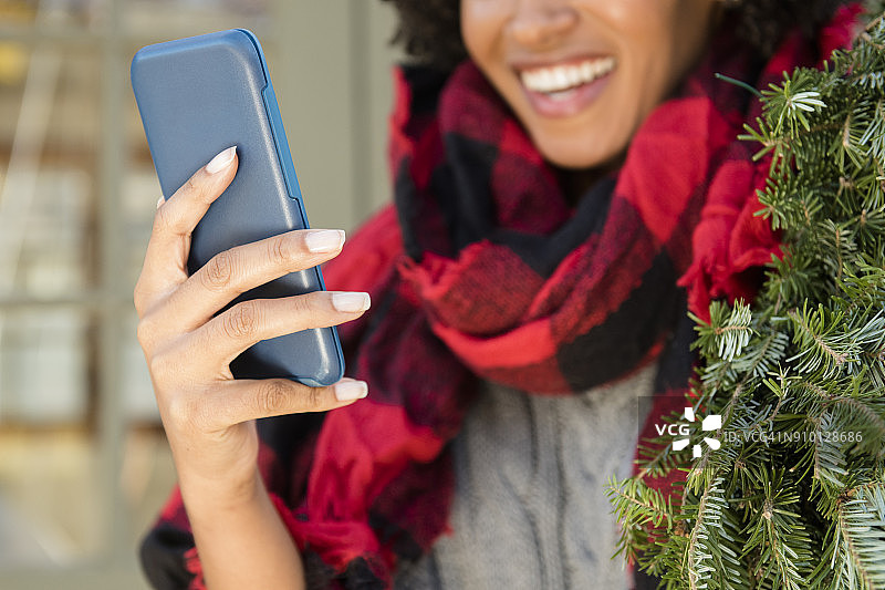 微笑使用智能手机的女人图片素材
