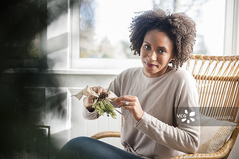 女人制作圣诞装饰图片素材