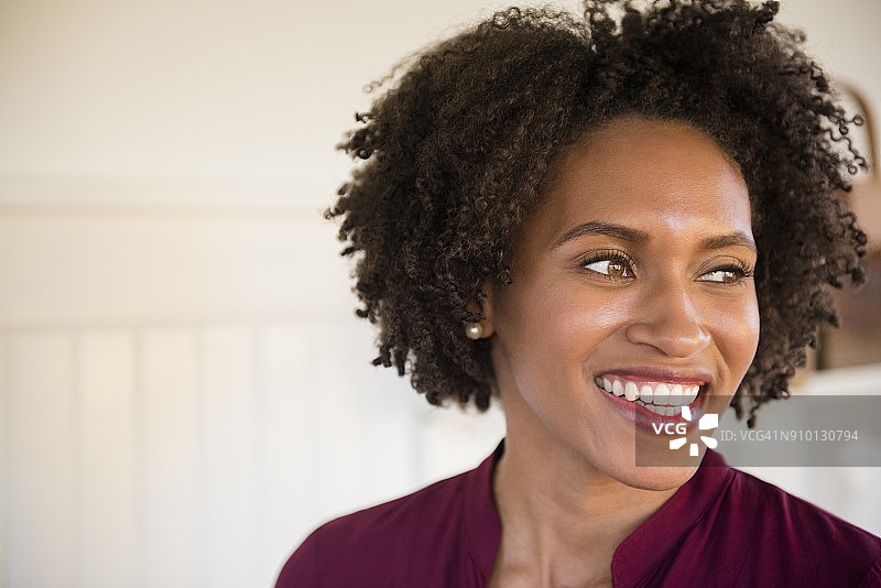 微笑并看向远方的女子肖像图片素材