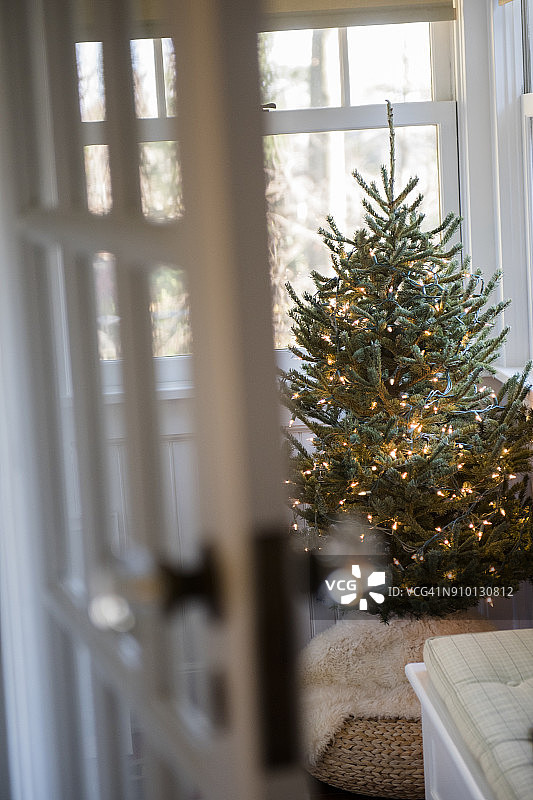 透过门看到的圣诞树图片素材