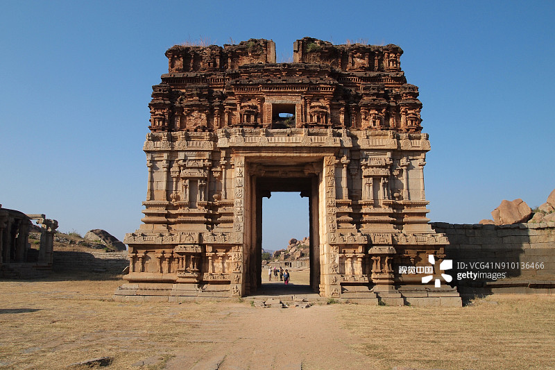 印度卡纳塔克邦亨比的阿丘塔拉亚神庙主门拱图片素材