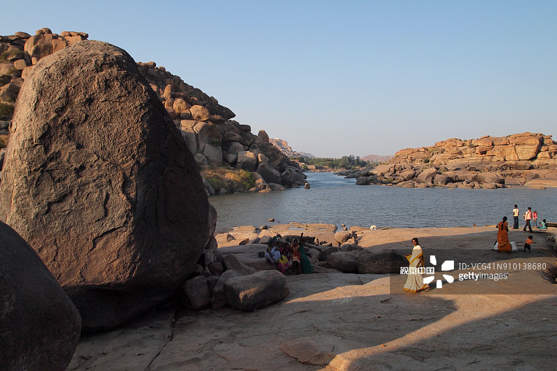 亨比的通加巴德拉河岸岩石山丘，印度图片素材