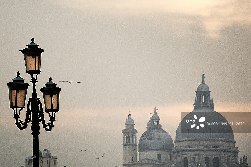 意大利威尼斯日落时分的华丽路灯图片素材