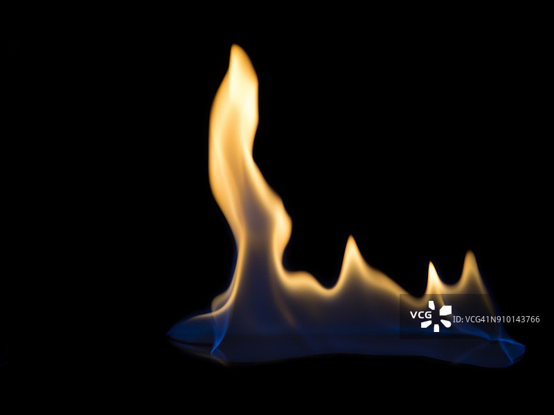黑色背景上的火焰图片素材