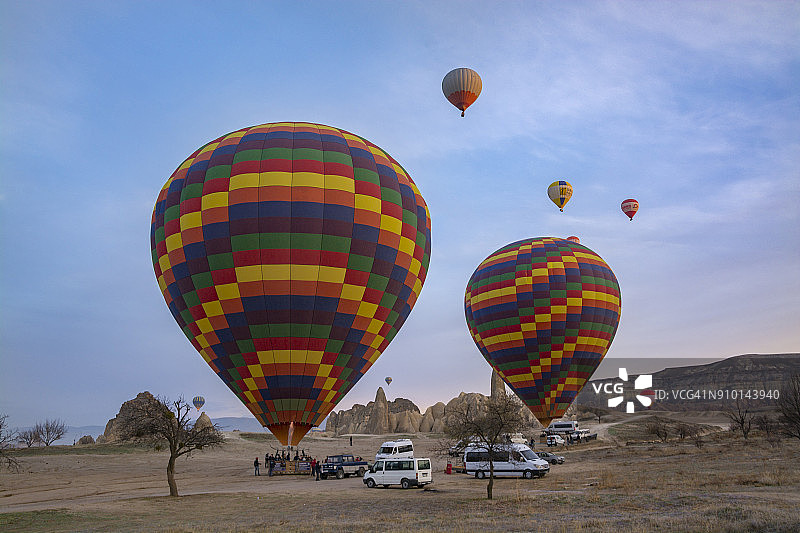 土耳其中部安纳托利亚内夫谢希尔卡帕多奇亚格雷梅镇附近的热气球飞行图片素材