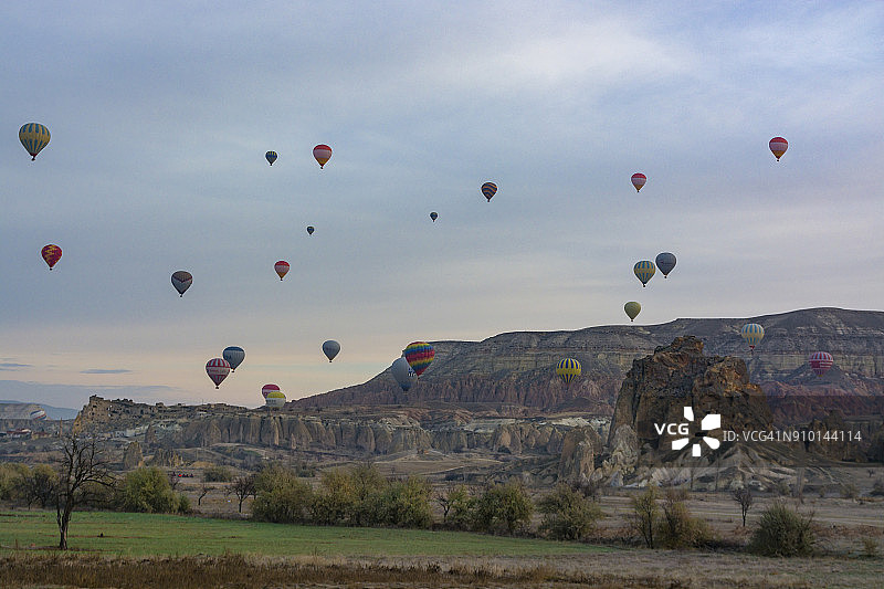 土耳其中部安纳托利亚内夫谢希尔卡帕多奇亚格雷梅镇附近的热气球飞行图片素材