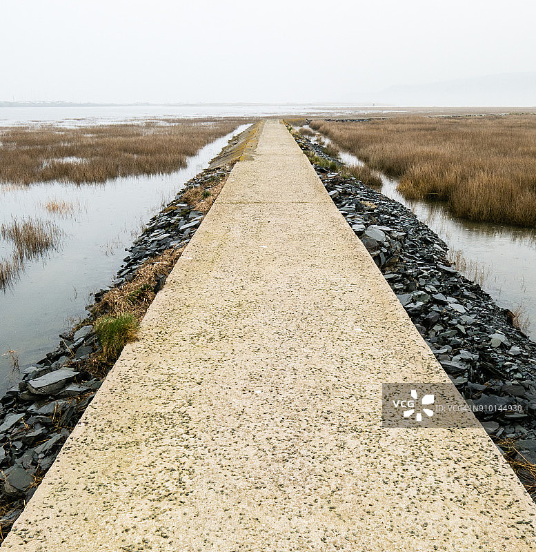 博斯和哈莱克之间的卡迪根湾沿岸的威尔士海岸小路图片素材