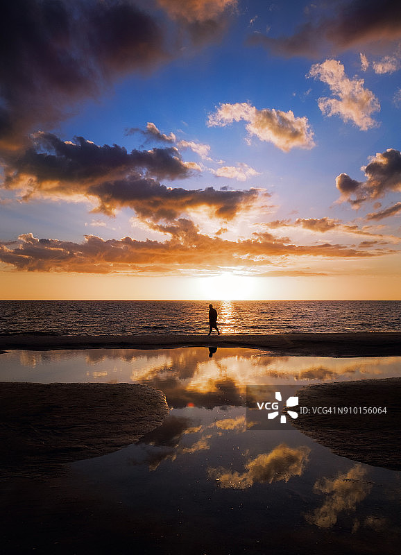 佛罗里达州迈尔斯堡海滩日落时男人的轮廓图片素材