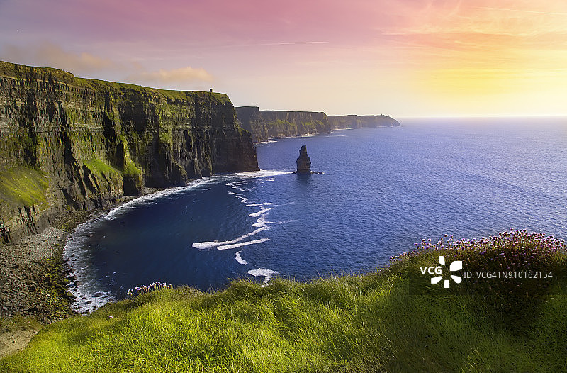 爱尔兰克莱尔公司的莫赫悬崖在缤纷的日落图片素材