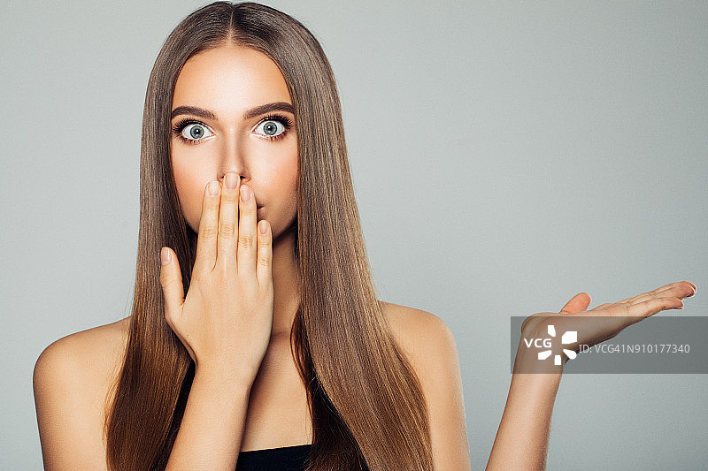 手持某物并展示的微笑女性图片素材