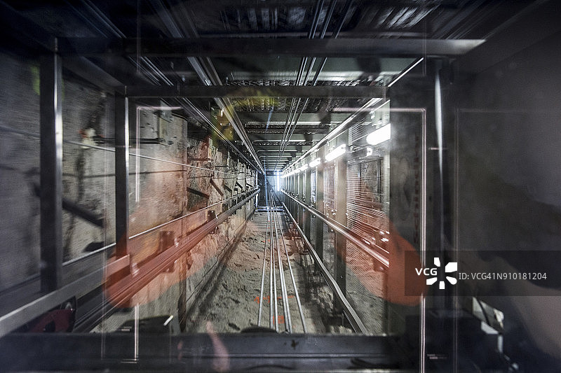 前往法国夏蒙尼勃朗峰南针峰顶部的电梯图片素材