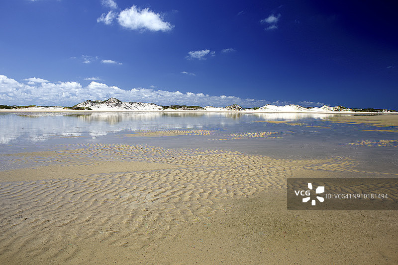 莫桑比克本格拉岛：沙滩海岸之上的蓝天图片素材