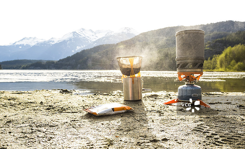 在加拿大不列颠哥伦比亚省惠斯勒绿湖岸边用野营炉具煮咖啡图片素材