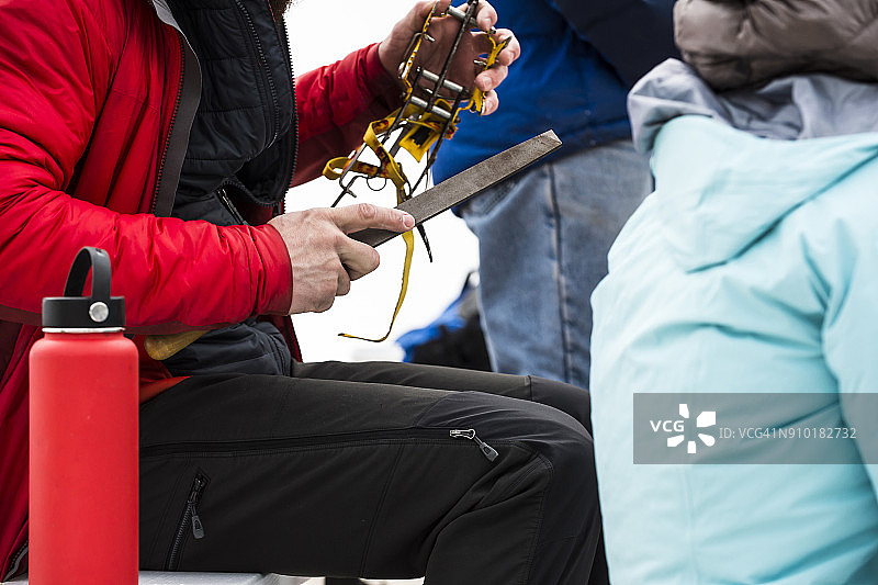 美国科罗拉多州Ouray冰雪公园的冰 Climber磨冰爪图片素材