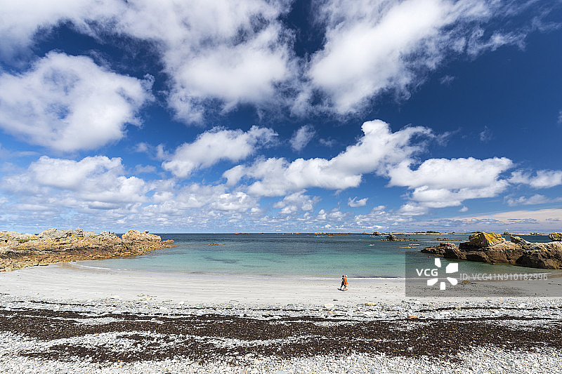 法国布列塔尼海滩上的行人图片素材