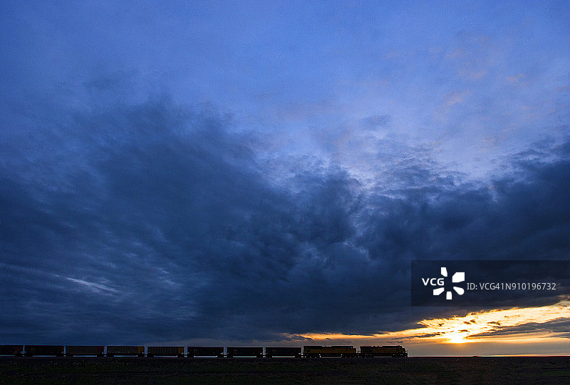 怀俄明州的日落时分的运煤火车图片素材
