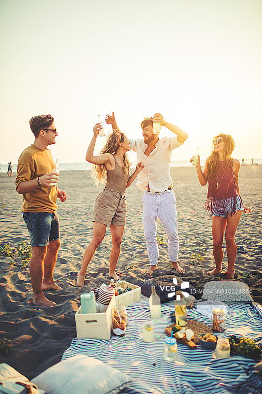 哪里有朋友，哪里就有派对图片素材