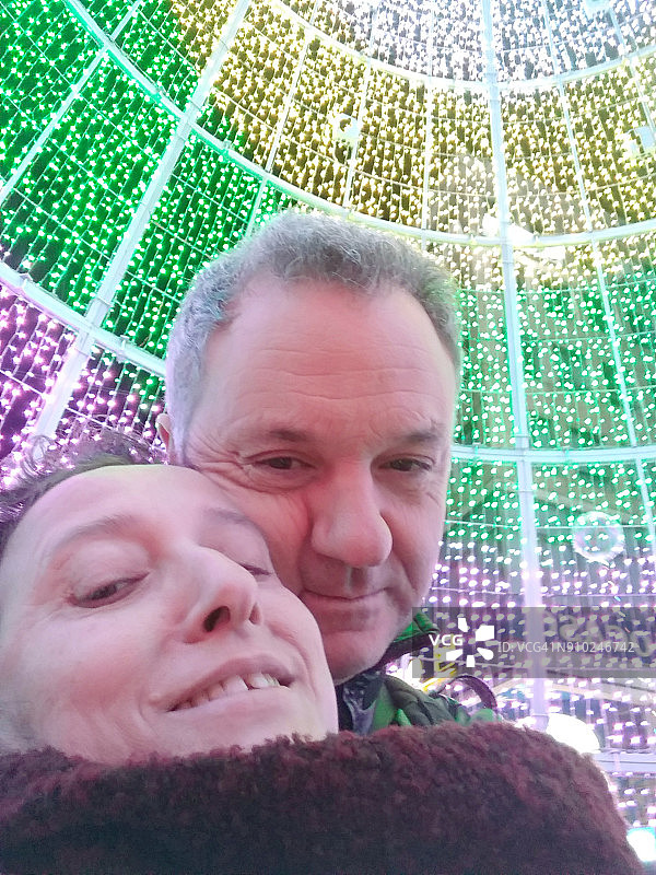 圣诞树内情侣亲密自拍图片素材