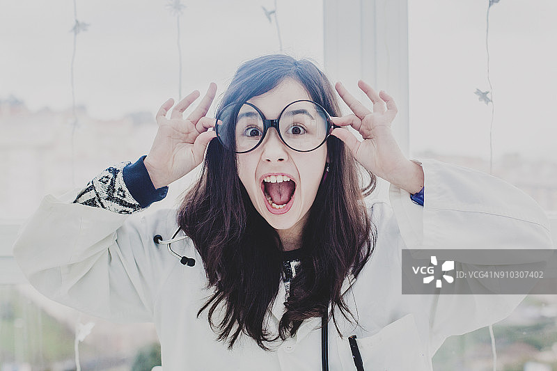 疯狂的医生在喊叫图片素材