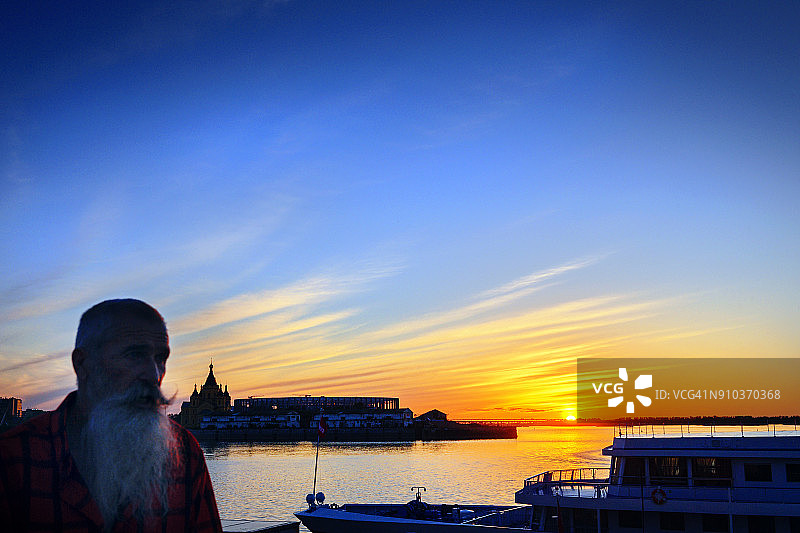 白胡子老年男人在俄罗斯河流日落肖像图片素材