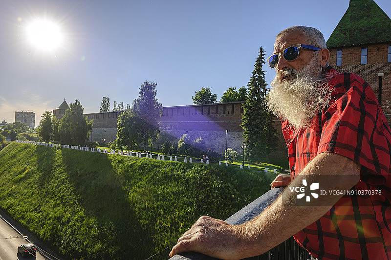 在俄罗斯伏尔加河上旅行的白胡子老人肖像图片素材