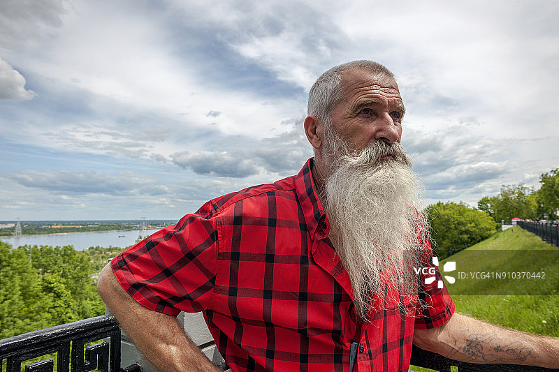 在俄罗斯下诺夫哥罗德旅行的白胡子年长男人肖像图片素材