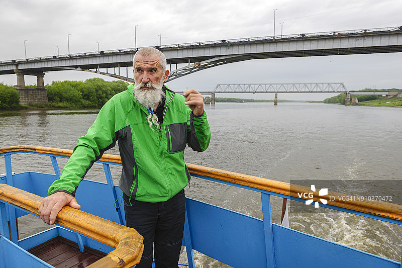留白胡子的老年男人在俄罗斯奥卡河旅行图片素材