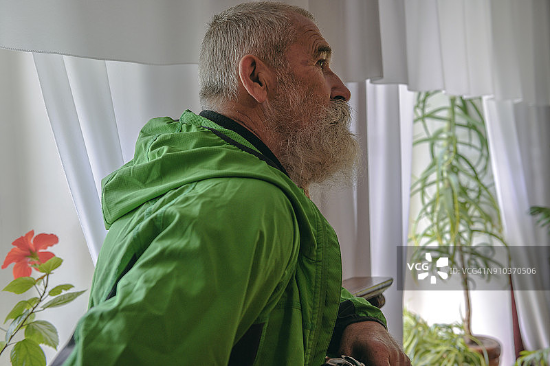 在俄罗斯河流中旅行的白胡子年长男人肖像图片素材