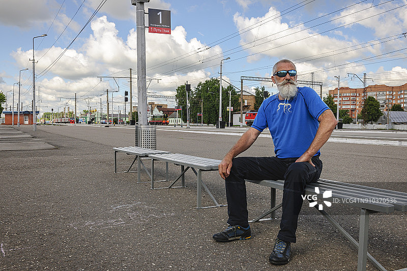 在俄罗斯梁赞火车站等候的白胡子老人图片素材