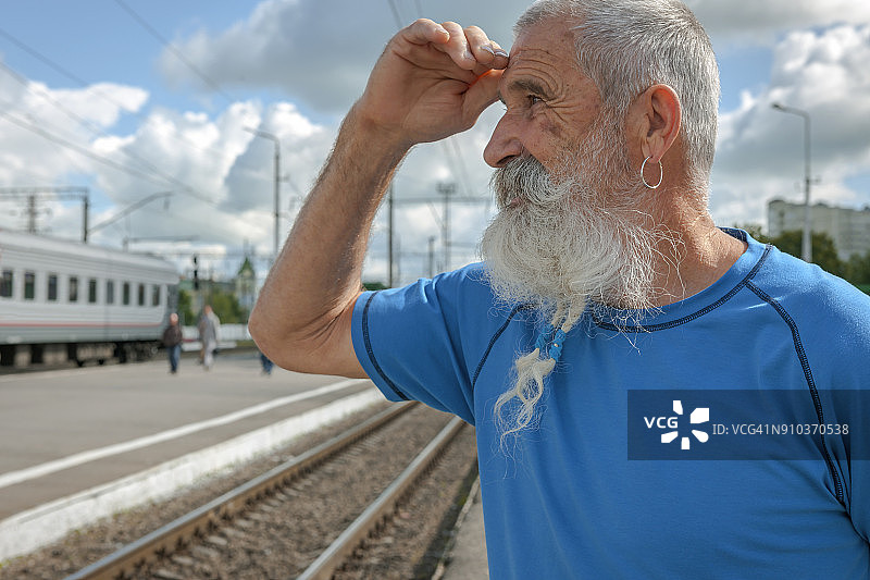 在俄罗斯梁赞火车站等候的白胡子老人图片素材